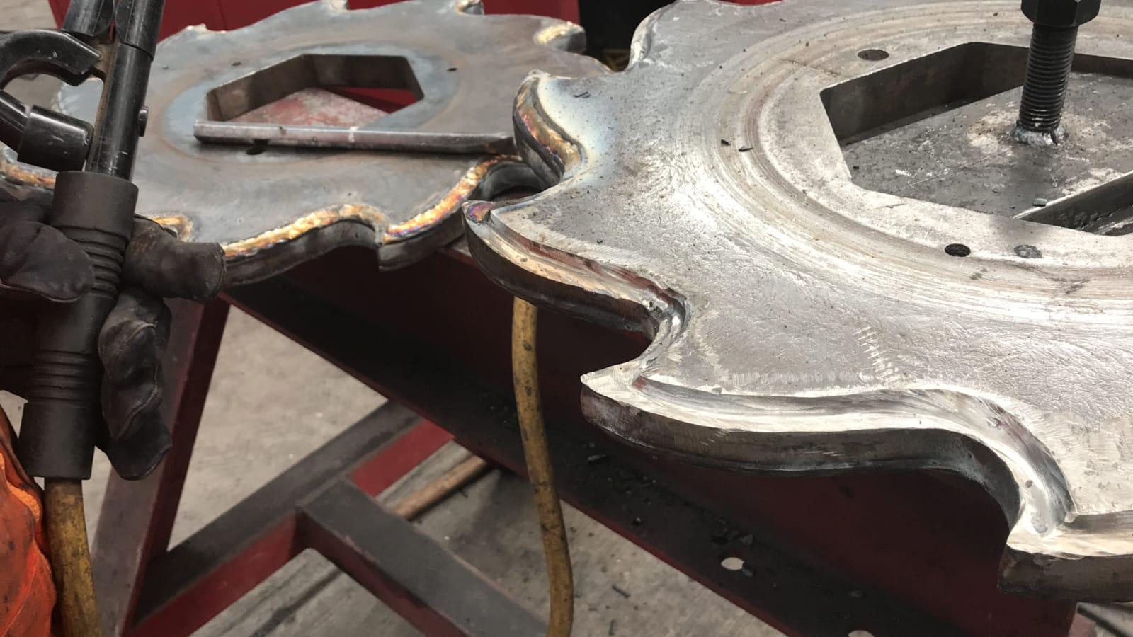 Reconstrucción y revestimiento antidesgaste de horno vertical industrial por NEDIC — vista 3